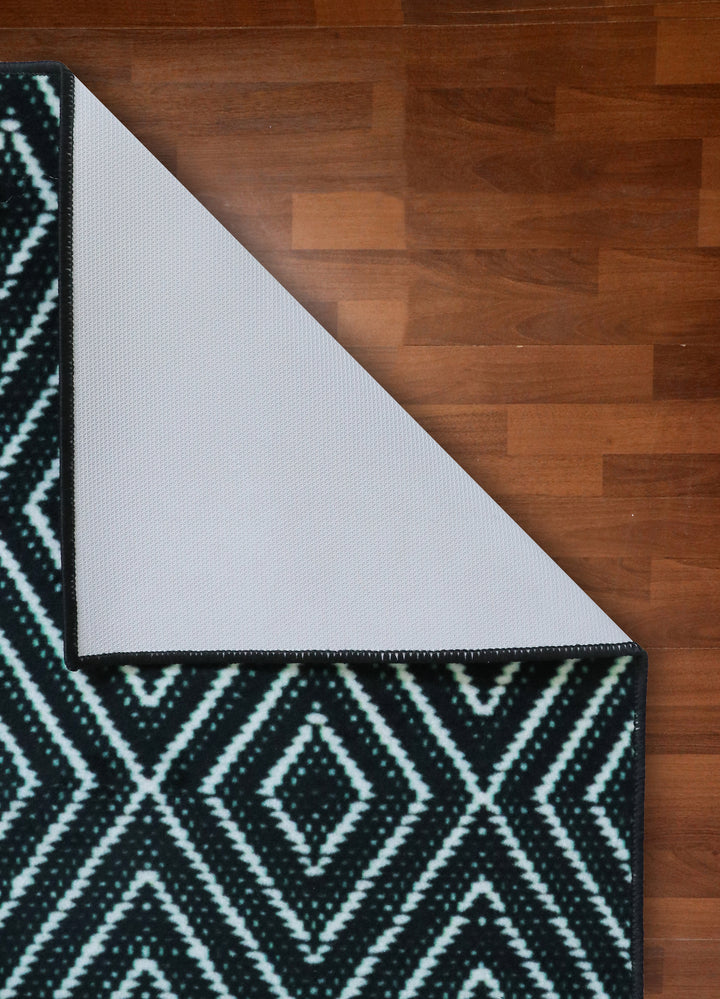 Black and White Geometric Print Rectangle Non Woven Rug with Non Slip TPR Backing For Everyday Use