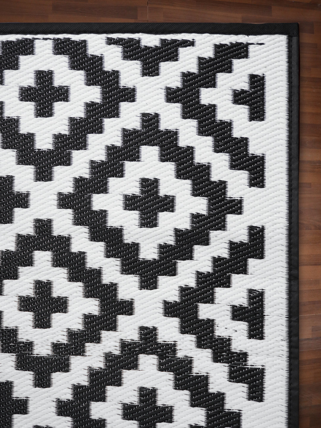 White Outdoor Runner with Black Geometric Pattern For Everyday Use