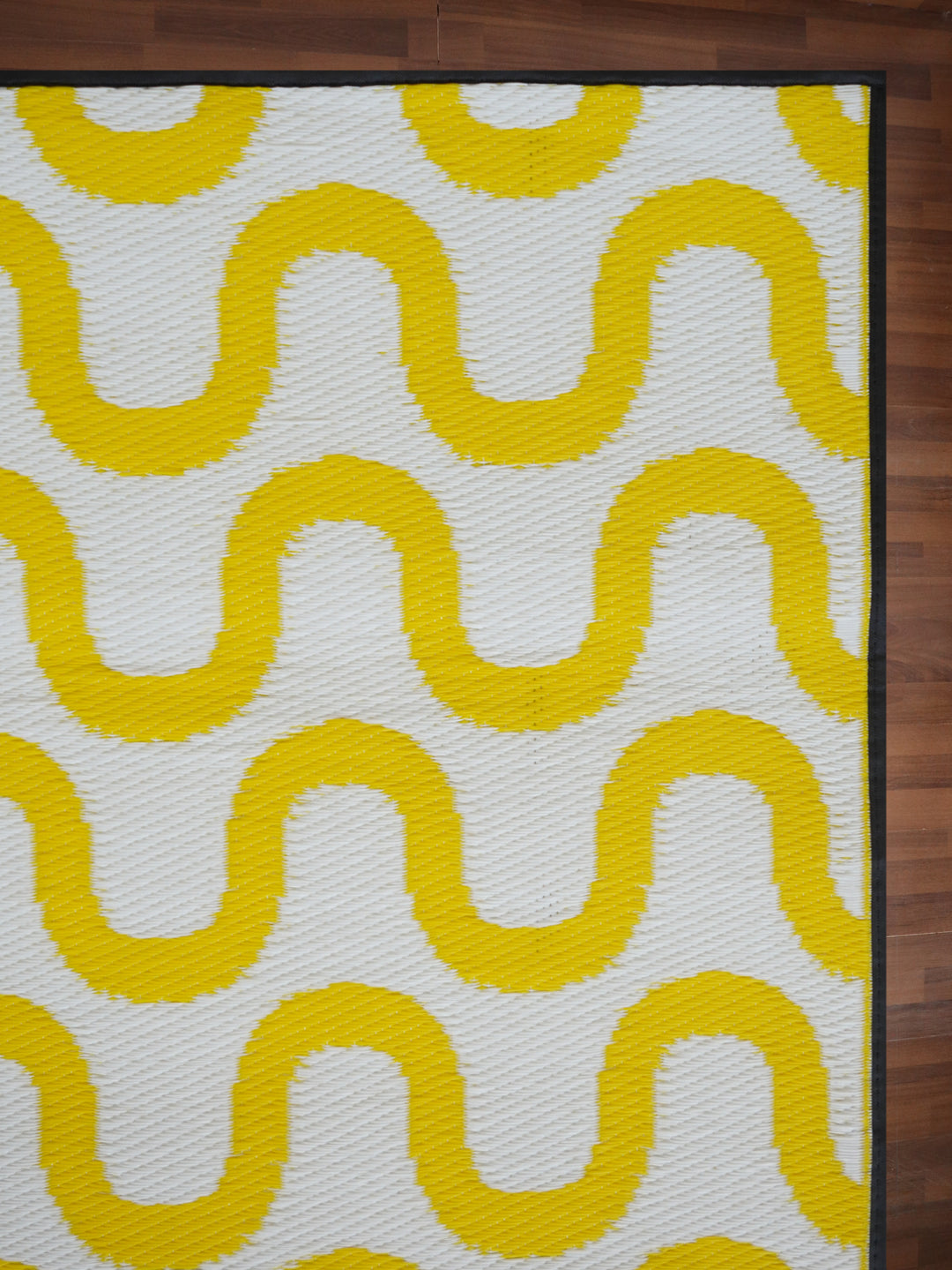 White Outdoor Rug with Yellow Wavy Pattern For Everyday Use