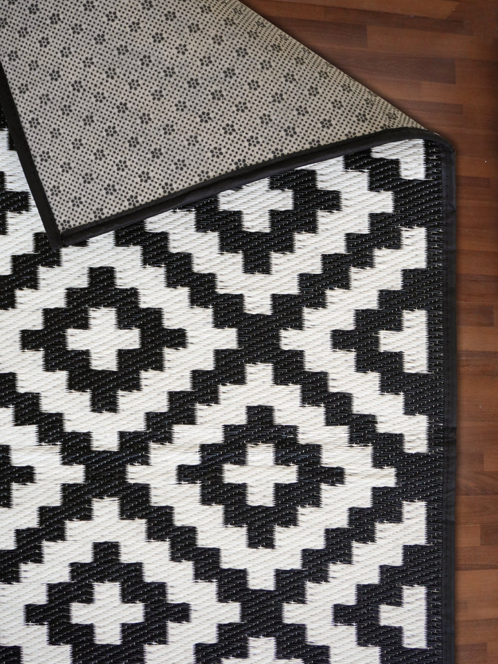 White Outdoor Rug with Black Geometric Pattern For Everyday Use
