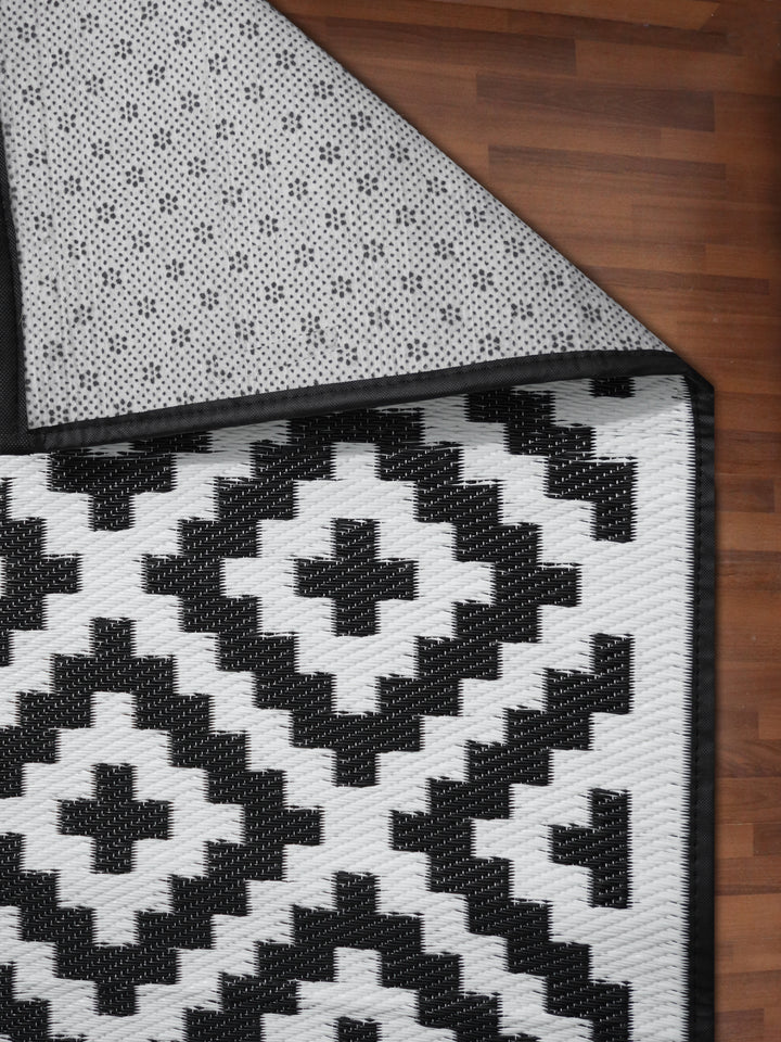 White With Black Geometric Pattern Outdoor Runner